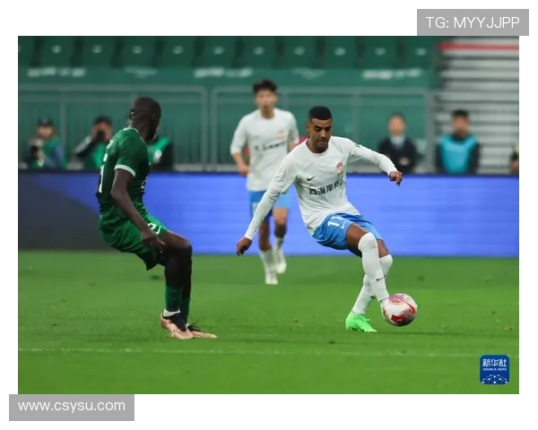 足球运动员如何在比赛中调整战术应对对手变化